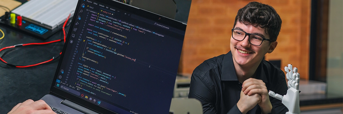 computador com código ao lado de uma pessoa sorrindo